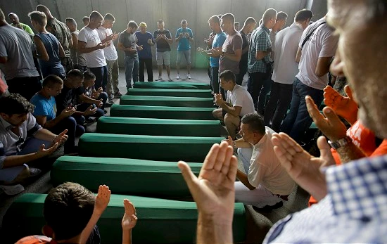 Srebrenitsa kurbanlarının cenazeleri Potoçari Anıt Mezarlığı'nda